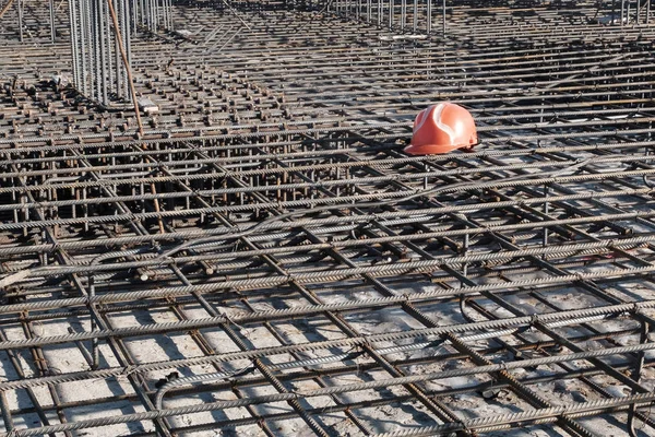 Konut bina temel çelik ızgara üzerinde Turuncu hardhat — Stok fotoğraf