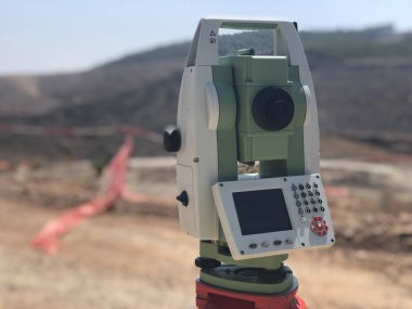 Bulanık arka plana karşı inşaat alanında jeodezik toplam istasyon