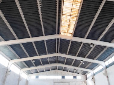 Çatıda clerestory ile eski deponun iç