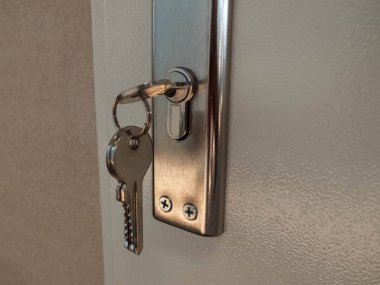 Kapı anahtar deliğinin içindeki anahtarlık takimi