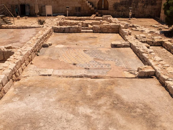 Elementos de mosaico sobre los restos del antiguo edificio. Kizkalesi, provincia de Mersin, Turquía — Foto de Stock