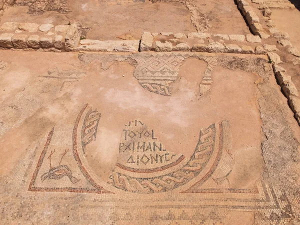 Elementi mosaici sui resti dell'antico edificio. Kizkalesi, provincia di Mersin, Turchia — Foto Stock