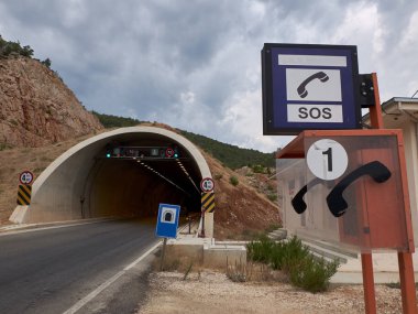 Otoyol tünelinin girişinde acil durum aramaları için telefon kulübesi. Ulaşım altyapısı ve güvenliği