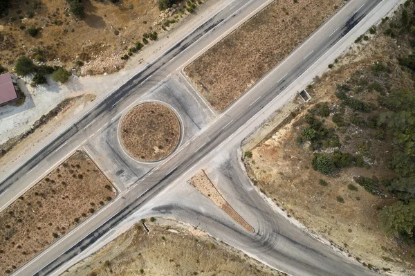 Intercâmbio de auto-estradas com rotunda. Visão aérea de cima para baixo — Fotografia de Stock