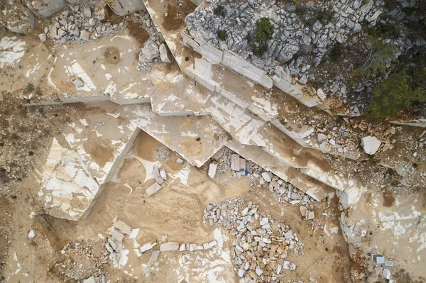 Cava di marmo sporgenze. Terrazze di materiale lapideo tagliato. Vista aerea . — Foto Stock