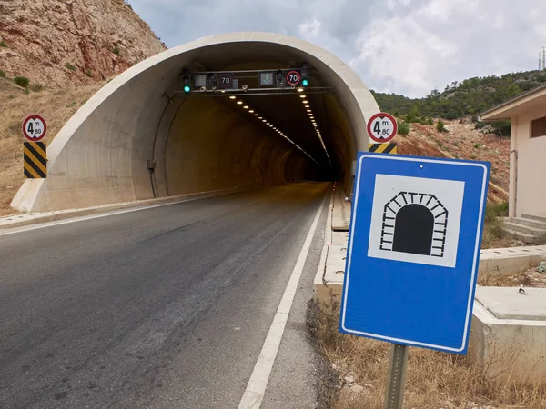 Túnel de señales de tráfico cerca de la entrada del túnel de la autopista. Infraestructuras de transporte y seguridad — Foto de Stock