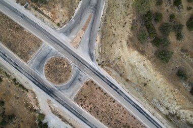 Kavşak ile otoyol kavşağı. Yukarıdan aşağıya havadan görünüm
