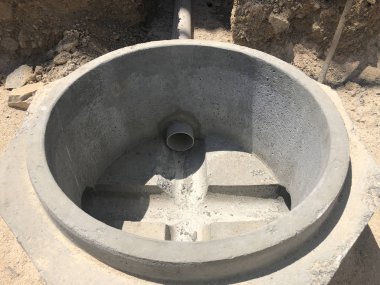 Yağmur suyu drenajı kazılan hendekte betonarme kuyular. Yapım aşamasındaki su drenaj sistemi