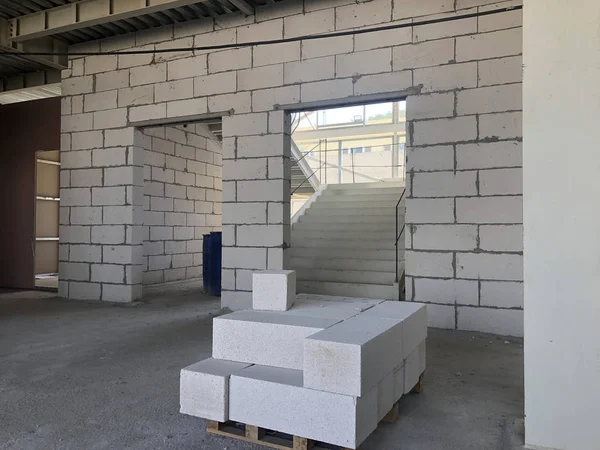 Blocos de cimento empilhados no chão do edifício pré-fabricado de vários andares no local de construção — Fotografia de Stock