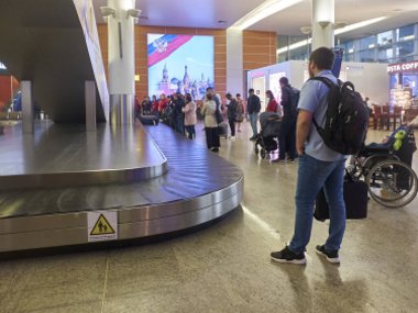 İnsanlar bagajlarını bagaj atlıkarıncasında bekliyor. Sheremetyevo Havaalanı, Rusya - Mayıs 2019