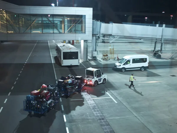 Entrega de equipaje desde la terminal del aeropuerto a los aviones. Aeropuerto de Platov, Rostov-on-Don, Rusia - Mayo 2019 — Foto de Stock