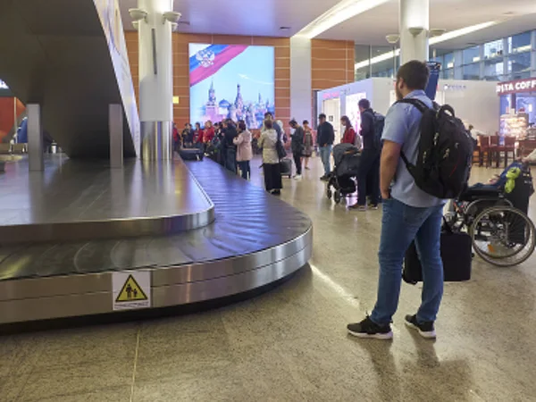 La gente está esperando su equipaje cerca del carrusel de equipaje. Aeropuerto de Sheremetyevo, Rusia - Mayo 2019 — Foto de Stock