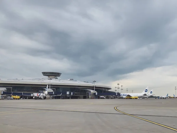 Terminal y aviones en el aeródromo. Aeropuerto de Vnukovo, Moscú - Mayo 2019 —  Fotos de Stock