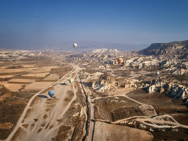 Montgolfières colorées à air chaud dans la matinée ensoleillée d'automne. Parc national de Goreme, Cappadoce, Turquie . — Photo