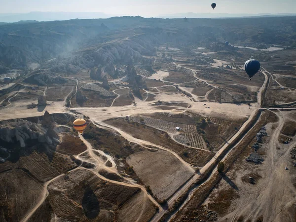 Balões de ar quente coloridos na manhã de outono ensolarada. Goreme National Park, Capadócia, Turquia . — Fotografia de Stock