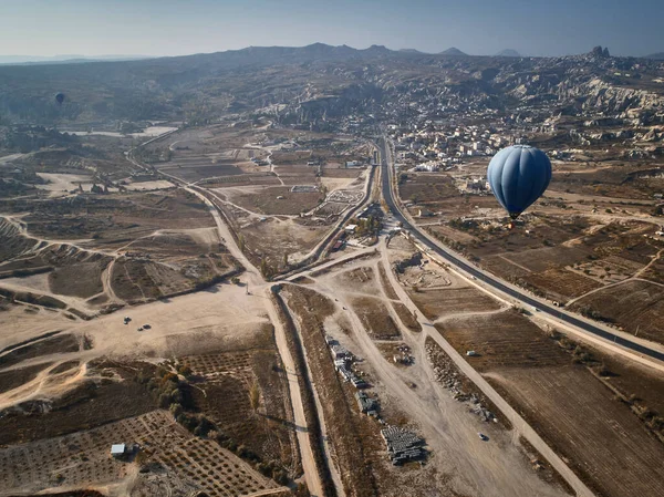 Montgolfières colorées à air chaud dans la matinée ensoleillée d'automne. Parc national de Goreme, Cappadoce, Turquie . — Photo