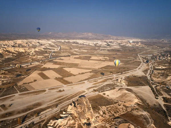 Balões de ar quente coloridos na manhã de outono ensolarada. Goreme National Park, Capadócia, Turquia . — Fotografia de Stock