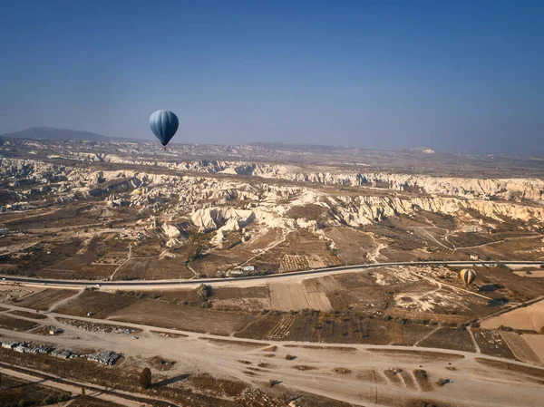 Színes hőlégballonok a napos őszi reggelen. Goreme Nemzeti Park, Cappadocia, Törökország. — Stock Fotó