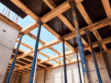 Bir konut binasının beton döşeme döşemesini güçlendirmek için monolitik yapı iskeleleri.