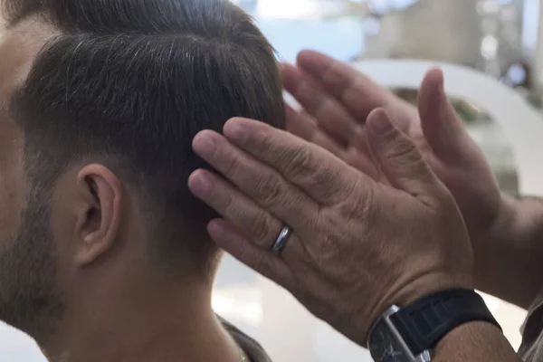Fryzjer Robi Człowieka Stylizacji Włosów Strzyżeniu — Zdjęcie stockowe