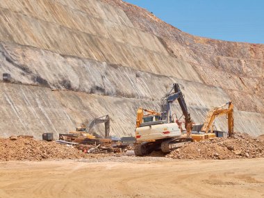 Taş ocaklarında kazıcı ve hidroçekiç. Toprak taşıma, kazma ve kazı işlemlerinde ağır makineler.