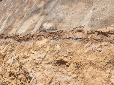 Taş ocağının yamaçlarını betonla güçlendirmek.