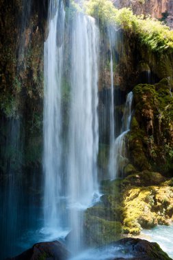 Kristal berrak şelale suyu ve uzun pozlama. Yerkopru şelalesi, Ermenek nehri, Mut, Mersin ili, Türkiye