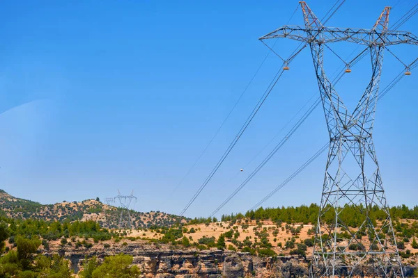 Linea Elettrica Alta Tensione Posata Terreno Roccioso — Foto Stock