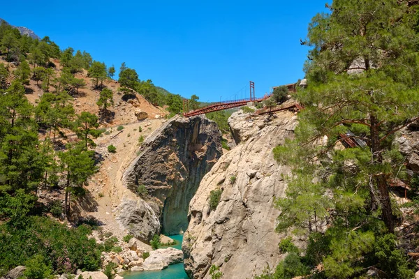 峡谷和山河上的金属人行桥 土耳其Mersin省Ermenek河Yerkopru瀑布 — 图库照片