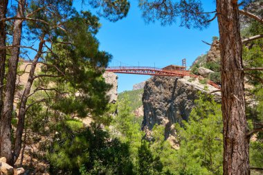 Geçit ve dağ nehri üzerindeki metal yaya köprüsü. Yerkopru şelalesi, Ermenek nehri, Mersin ili, Türkiye.