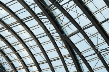 Ruhban sınıfının tavanının metal ve cam yapıları.