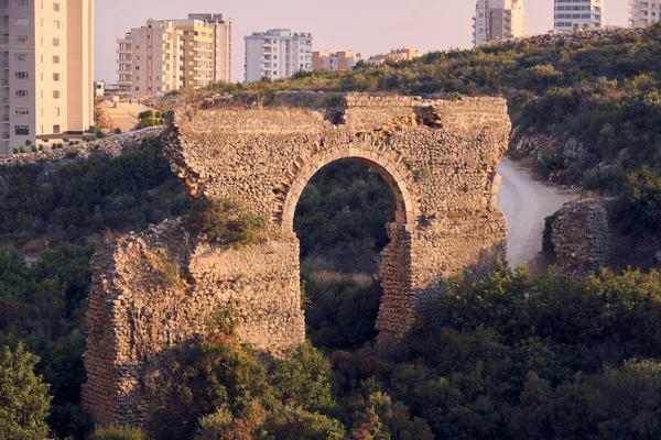 Romok Egy Római Ősi Viadukt Modern Épületek Háttérben Ayas Mersin — Stock Fotó