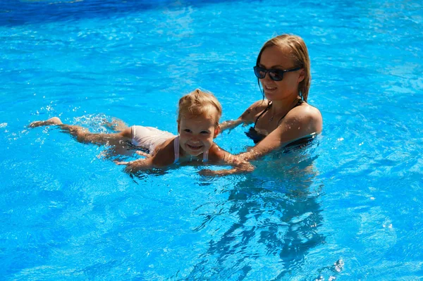 Maman Enseigne Fille Nager Dans Piscine — Photo