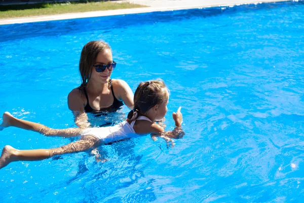 Mamá Enseña Hija Nadar Piscina —  Fotos de Stock