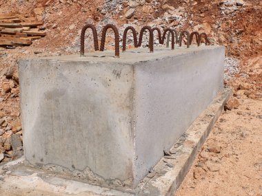 Siperlerde metal takviyeli beton temeller.
