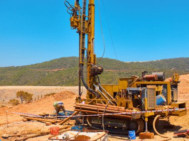 Sürüngen sondaj platformları mühendislik ve jeolojik araştırmalar yapıyor.