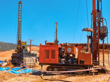 Sürüngen sondaj platformları mühendislik ve jeolojik araştırmalar yapıyor.