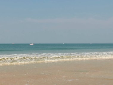 Terkedilmiş kumsal ve sabahın köründe hafif bir sörf denizi. Tenha bir yer, dinlenmek için..