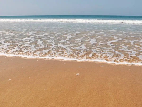 Playa Arena Abandonada Mar Ligeramente Surfeando Por Mañana Lugar Desierto — Foto de Stock
