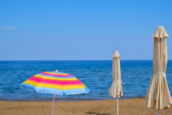 Brillante Paraguas Color Ventana Costa Del Mar Día Soleado Claro — Foto de Stock