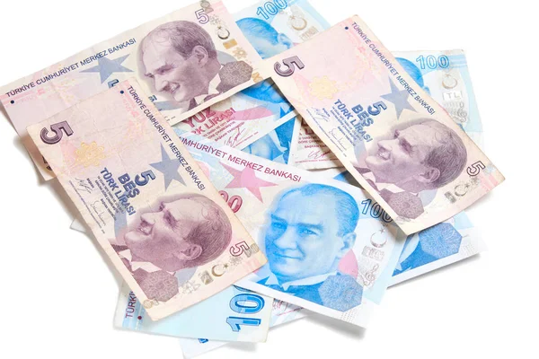 Beyaza izole edilmiş farklı Türk lira banknotları.