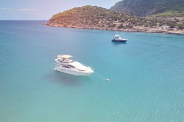 Güneşli bir yaz gününde ön planda, tropikal deniz gölünde iki yat. İHA 'dan hava görüntüsü