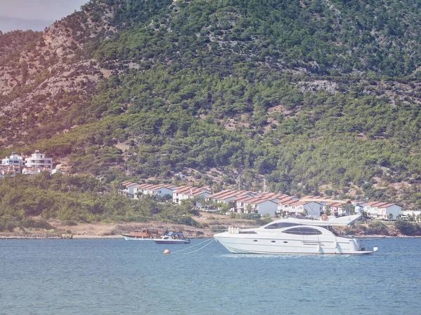 Iate Atracado Lagoa Mar Tropical Barcos Cruzeiro Privados Tarde Ensolarada — Fotografia de Stock