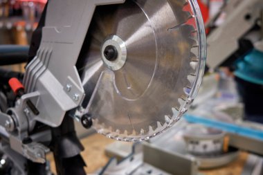 Çapraz kesim testeresi elektrikli aletler kapatın.