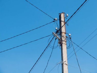 Fenerli beton direk ve bir sürü elektrik kablosu..