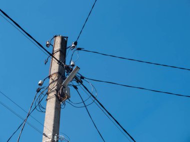 Fenerli beton direk ve bir sürü elektrik kablosu..