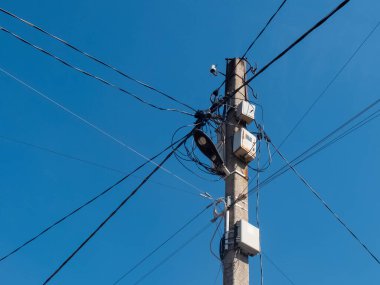 Fenerli beton direk ve bir sürü elektrik kablosu..