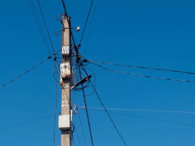 Fenerli beton direk ve bir sürü elektrik kablosu..