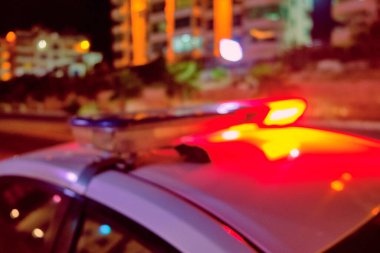 Polis arabasının gece ışıkları bulanıklaştı..