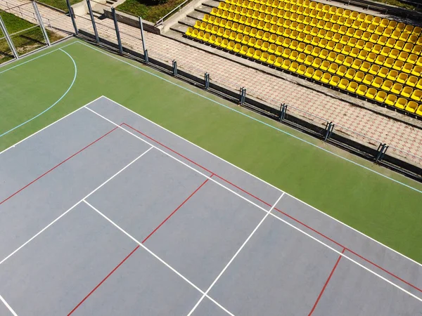 Теннисный корт и места на трибуне стадиона — стоковое фото